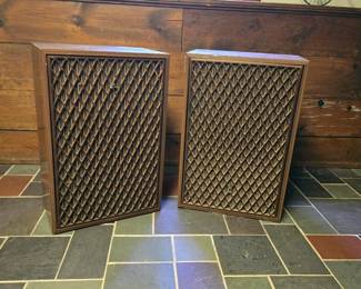 125 pairofsansuisp5500xspeakersystems