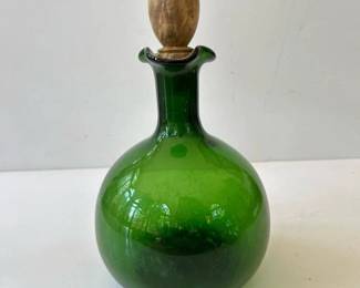 047 greenglassbottlewithwoodenstopper