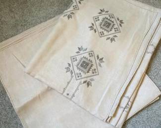 234 embroideredlinentableclothsandnapkin