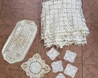 288 assortedvintagelaceandcrochetdoilie