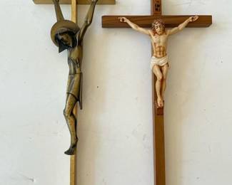 261 threecrucifixcrosseswithjesusfigure