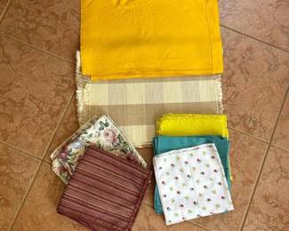 287 assortedcottonclothnapkinsandplacem