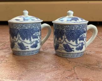 054 pairofblueandwhitechineseceramicl