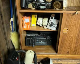 094 assortedvintageelectronicslightingan