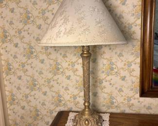 184 vintageornatetablelampwithfloralsh
