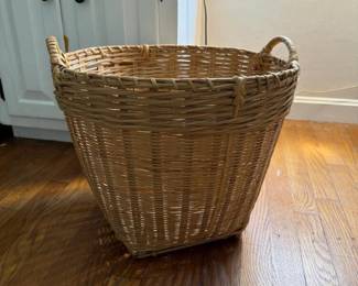 318 wovenwickerbasketwithhandles