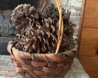 213 wovenbasketwithpinecones