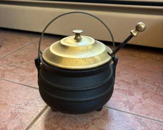 282 castironhearthpotwithbrasstonelid