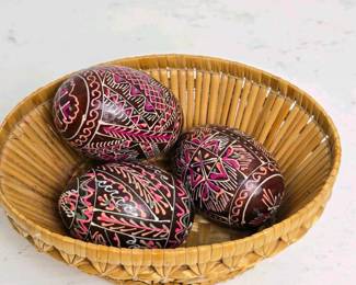 333 threedecoratedeggsinwovenbasket