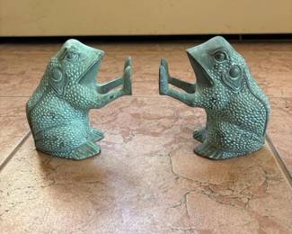 053 pairofcastmetalfrogbookends