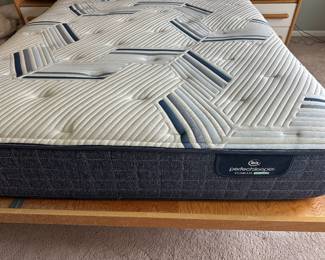 Queen Serta mattress