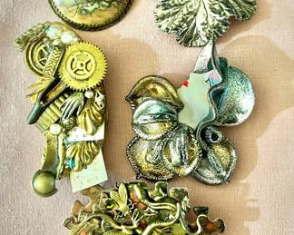 Assorted Brooches 