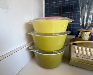 Vintage - hard to find color pyrex!