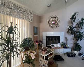 Fake plants, baskets