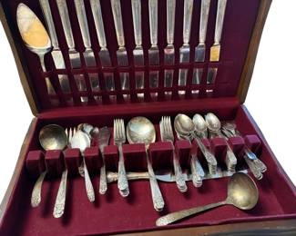 106 SilverPlated Flatware Set in Wooden Case