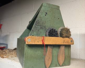 Shoe shine box