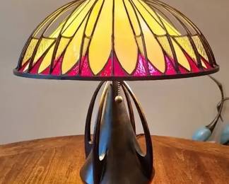 TiffanyStyle Floral Table Lamp with Dual Pull Chains