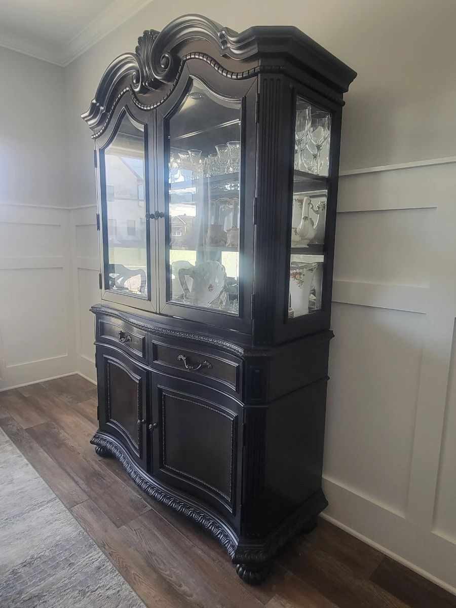 Display case for china, Crystals Dinnerware