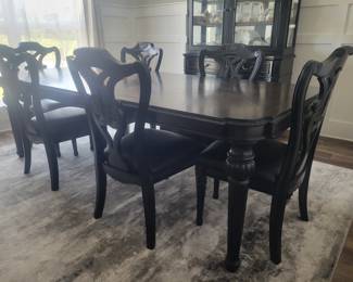 Dining Table Set with 6 chairs from ROOMS TO GO (Almost BRAND NEW)