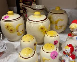 Another sample of the Hull pottery available.