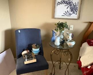 Simple lines in furnishings and art. Nice!