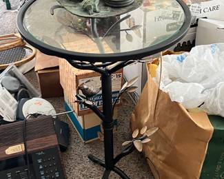 Side table with birds 