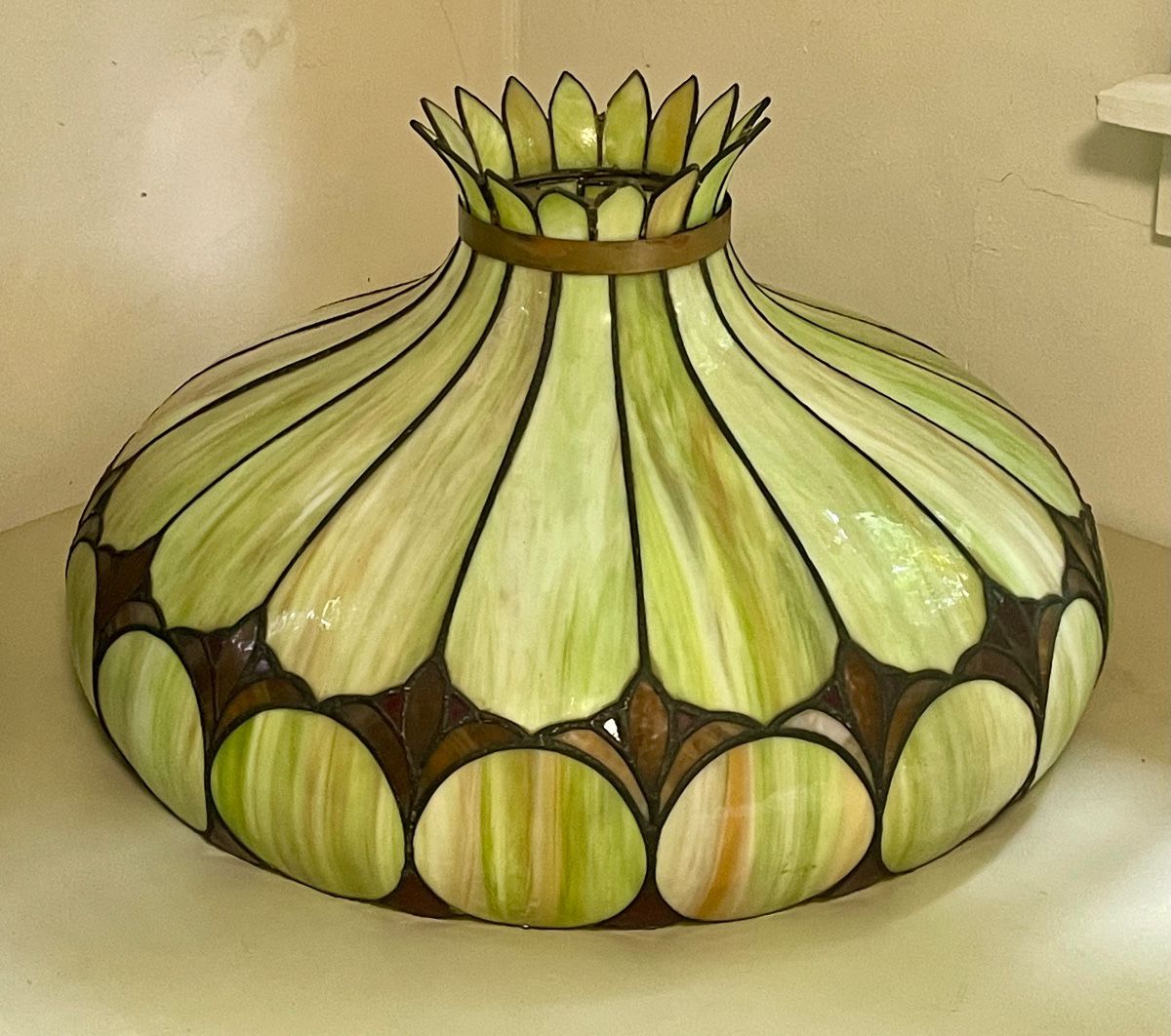 STUNNING LARGE ANTIQUE SLAG GLASS LAMP SHADE