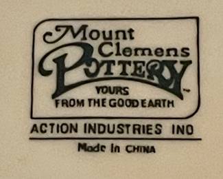 32-PCS MOUNT CLEMENS POTTERY CHRISTMAS SET