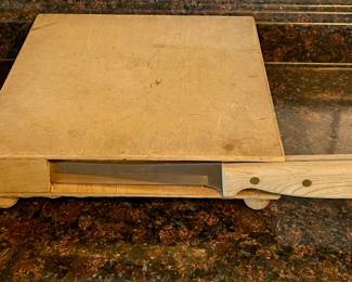 CUTTINGBOARD with LARGE KNIFE