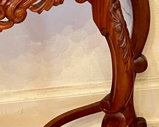 CARVED MAHOGANY FINISH CONSOLE TABLE FEATURING A CULPED APRON and CAMBRIOLE LEGS