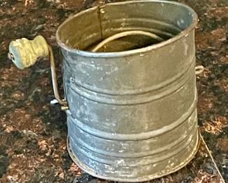 ANTIQUE 1-CUP SIFTER