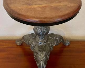 ANTIQUE-STYLE SIDE TABLE