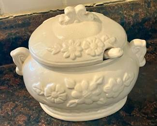 VINTAGE WHITE GRAVY TUREEN w/LID & LADLE