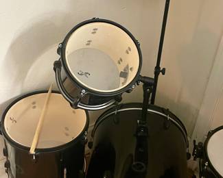 FIRST ACT DRUM SET