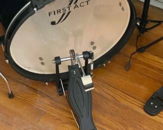 FIRST ACT DRUM SET
