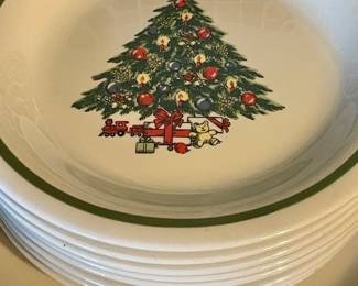 32-PCS MOUNT CLEMENS POTTERY CHRISTMAS SET
