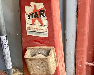 ANTIQUE CAST IRON GRIST/GRAIN MILL