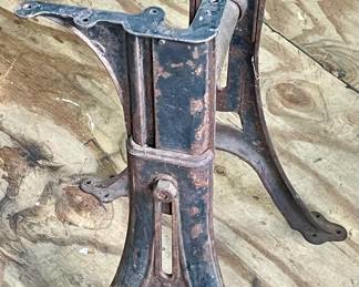 GENUINE HEYWOOD-WAKEFIELD "ECLIPSE" SIZE 1 ADJUSTABLE CAST IRON HIGH SCHOOL STUDENT DESK BASE