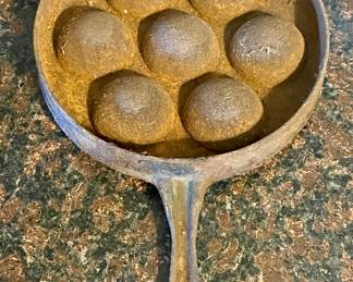 Vintage Cast Iron Griswold No. 32, Pattern Model 962 Aebleskiver Pan