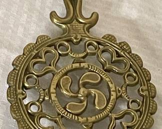 VINTAGE SOLID BRASS TRIVET - "WINDMILL OF HEARTS" DESIGN
