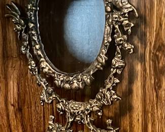 ORNATE TABLE MIRROR WITH TRINKET BASE