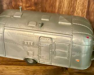 VINTAGE POTTERY BARN DIE-CAST AIRSTREEM FLYING CLOUD TRAVEL TRAILER 1:18 SCALE