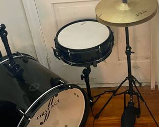 FIRST ACT DRUM SET