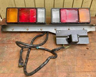 "LIKE NEW" COMPLETE ISUZU NPR TRUCK TAIL LIGHT ASSEMBLY