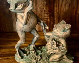 VINTAGE ROMANCING FROGS FIGURE