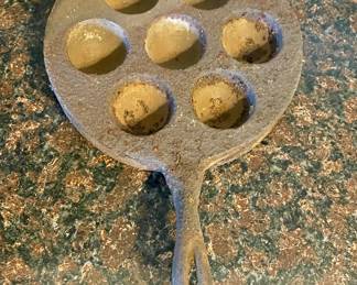 Vintage Cast Iron Griswold No. 32, Pattern Model 962 Aebleskiver Pan