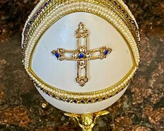 HINGED FABERGE EGG STYLE MUSIC BOX w/NATIVITY INSIDE