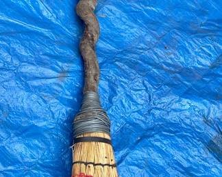 VINTAGE HANDMADE TWISTED HANDLE HEARTH BROOM (HALLOWEEN IS COMING!!!)