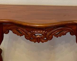 CARVED MAHOGANY FINISH CONSOLE TABLE FEATURING A CULPED APRON and CAMBRIOLE LEGS