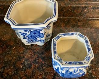 SMALL BLUE/WHITE PLANTERS